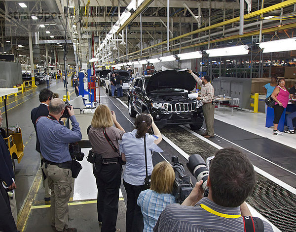 Fotografen machen Fotos von Arbeitern  die den neuen Jeep Grand Cherokee von Chrysler im Jefferson North Montagewerks montieren  Detroit  Michigan  USA
