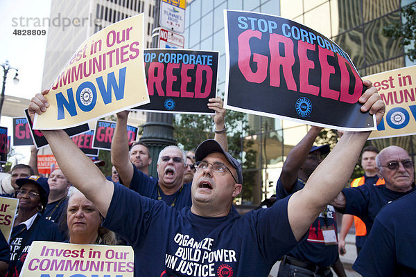 Mitglieder der United Auto Workers Gewerkschaft marschieren durch das Detroiter Bankenviertel zu ihrem konstitutionellen Kongress  um gegen die Übel der Wall Street  die Gier der Unternehmen  Zwangsversteigerungen von Eigenheimen  Abgänge von Arbeitsplätzen nach Übersee und den Mangel an Investitionen in den Gemeinden zu protestieren  Detroit  Michigan  USA