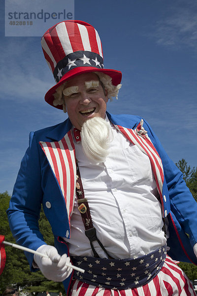 Uncle Sam bei der Parade zum 4. Juli  Unabhängigkeitstag  in einer kleinen Stadt in New England  Amherst  New Hampshire  USA