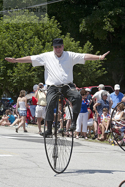Antikes Hochrad bei der Parade zum 4. Juli  Unabhängigkeitstag  in einer kleinen Stadt in New England  Amherst  New Hampshire  USA