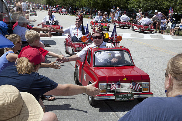 Mitglieder des Bektash Shrine Center fahren ihre kleinen Autos bei der Parade zum 4. Juli  Unabhängigkeitstag  in einer kleinen Stadt in New England  Amherst  New Hampshire  USA