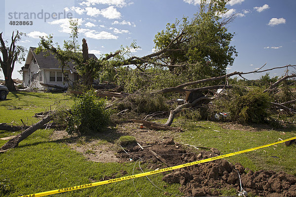 Durch einen Tornado beschädigtes Haus und Bäume  Dundee  Michigan  USA