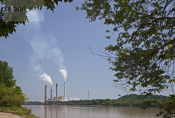 Ghent Kraftwerk  Kohle-Kraftwerk am Ohio River  betrieben von Kentucky Utilities in Kentucky  von Vevay aus gesehen  Indiana  USA