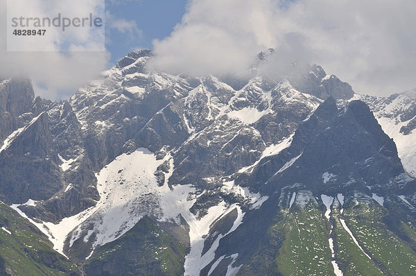 Zentraler Hauptkamm der Allgäuer Alpen vom Gugger See aus  Oberstdorf  Allgäu  Bayern  Deutschland  Europa