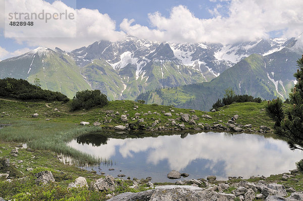 Zentraler Hauptkamm der Allgäuer Alpen vom Gugger See aus  Oberstdorf  Allgäu  Bayern  Deutschland  Europa