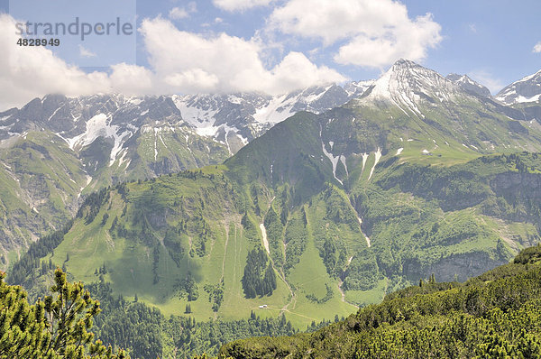 Zentraler Hauptkamm der Allgäuer Alpen vom Gugger See aus  Oberstdorf  Allgäu  Bayern  Deutschland  Europa