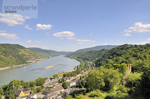 Blick von der Burg Stahleck in Bacharach  Rheinland-Pfalz  über den Rhein auf Lorchhausen  Hessen  Mittelrheintal  Weltkulturerbe der UNESCO  Deutschland  Europa