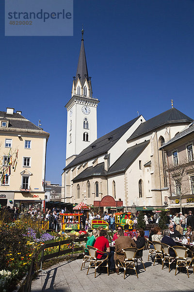 Rathausplatz mit Pfarrkirche St. Jakob  Ostermarkt  Villach  Kärnten  Österreich  Europa