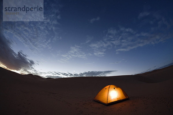 Zelten unter dem Sternenhimmel in der libyschen Wüste  Libyen  Nordafrika  Afrika