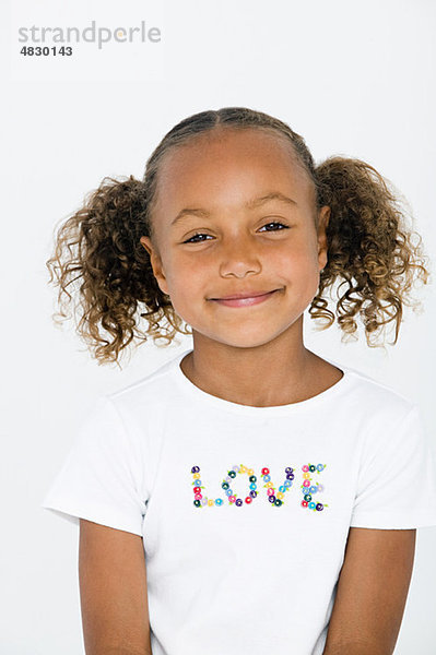 Porträt eines Mädchens  das ein weißes T-Shirt trägt  auf dem Liebe geschrieben steht.
