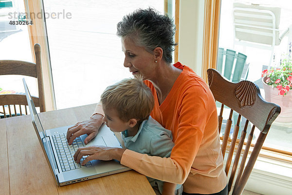 Großmutter und Enkel mit Laptop