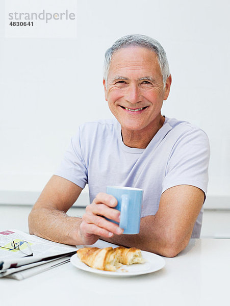 Senior Mann beim Frühstück