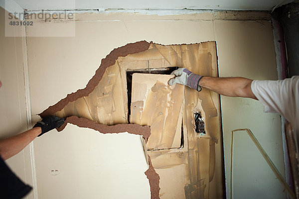 Zwei Männer zerstören die Mauer