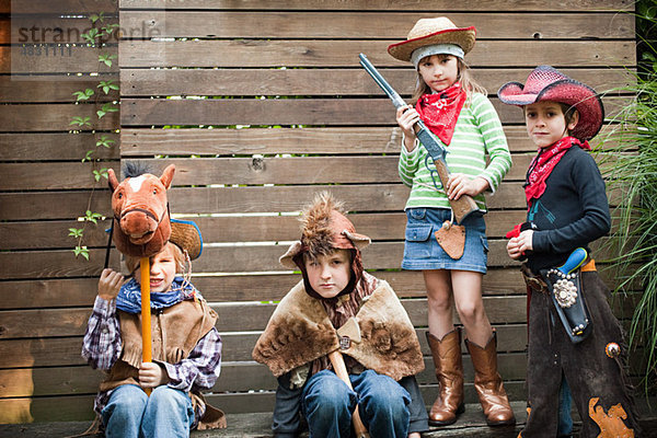 Kinder verkleidet als Cowgirl  Bär und Cowboy