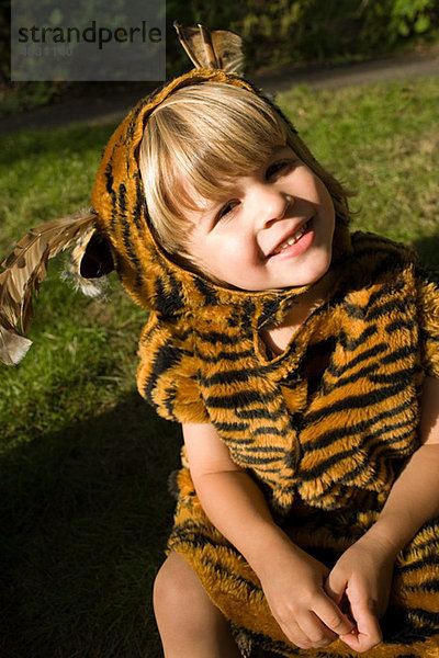 Junge verkleidet als Tiger