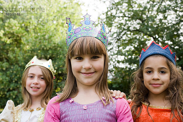 Mädchen mit Krone als Königinnen verkleidet