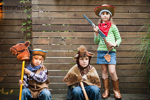 Kinder verkleidet als Cowgirl  Bär und Cowboy