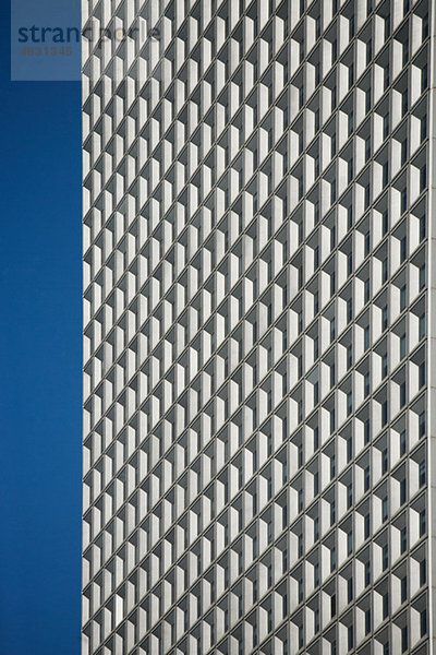 Modernes Gebäude und Fenster gegen den blauen Himmel