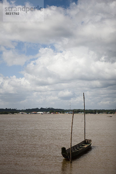 Südamerika  Amazonien  Boot an Holzpfosten im Wasser gebunden