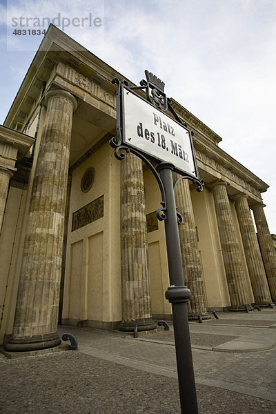 Deutschland  Berlin  Brandenburger Tor und 18. März (Platz des 18. März)