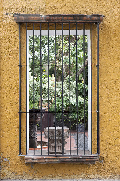 Gitterfenster mit Blick in den Innenhof