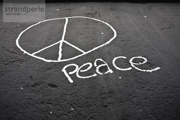 Friedenszeichen und das Wort Frieden auf der Berliner Mauer  Berlin  Deutschland .