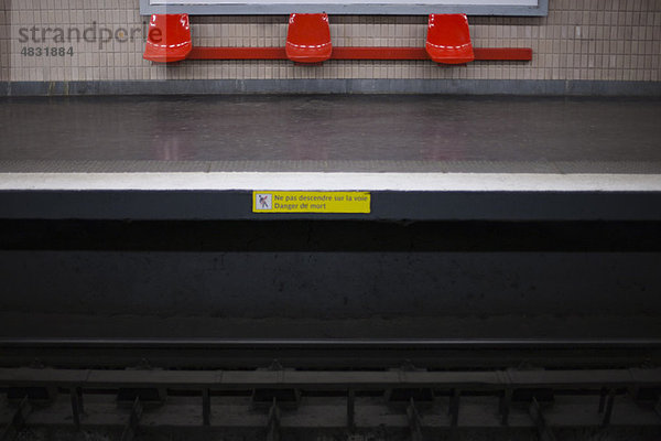 Leere U-Bahn-Plattform