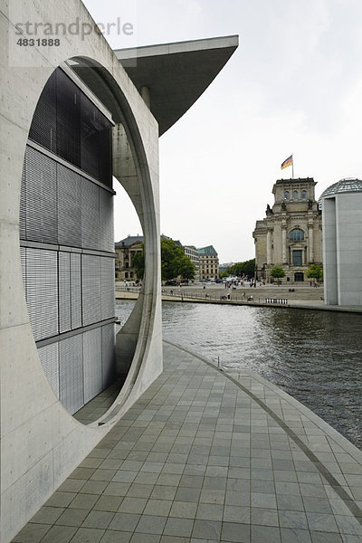 Deutschland  Berlin  Marie-Elisabeth-Lüders-Haus (Parlamentarische Bibliothek) entlang der Spree