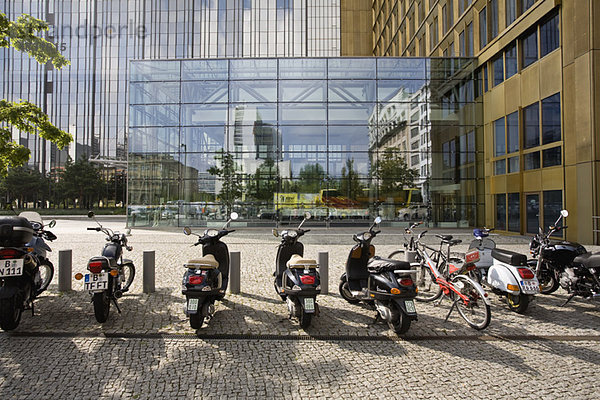 Deutschland  Berlin  Mopeds vor dem Axel Springer Verlag geparkt