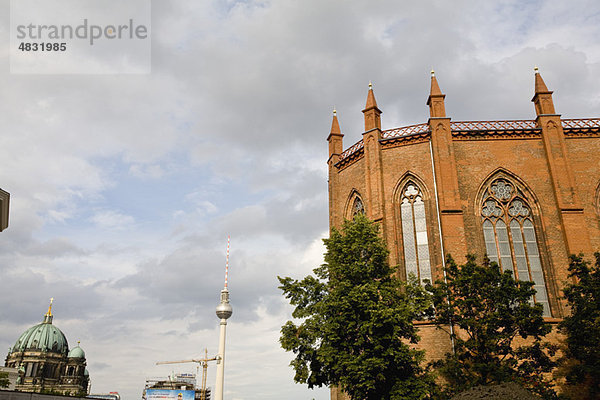 Deutschland  Berlin  Friedrichswerdersche Kirche  Fernsehturm und Berliner Dom sichtbar im Hintergrund