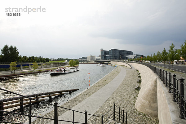 Deutschland  Berlin  Spree  Berlin Hauptbahnhof im Hintergrund