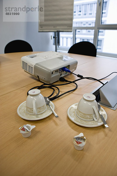 Kaffeetassen auf dem Konferenztisch