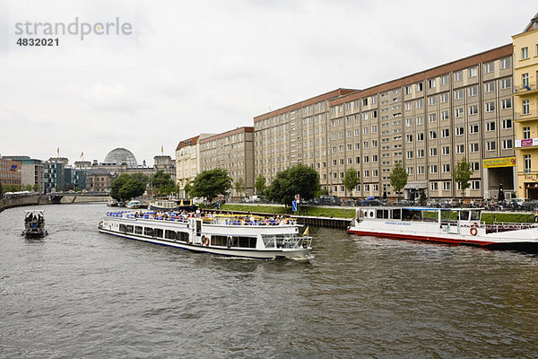 Deutschland  Berlin  Tourboot auf der Spree
