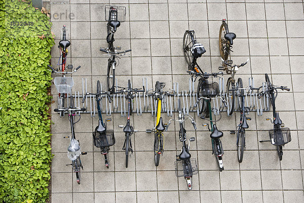 Fahrräder im Fahrradständer geparkt  Draufsicht