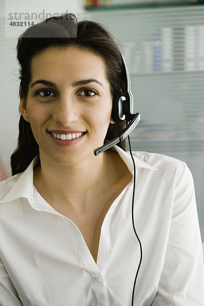 Geschäftsfrau mit Telefon-Headset  Portrait