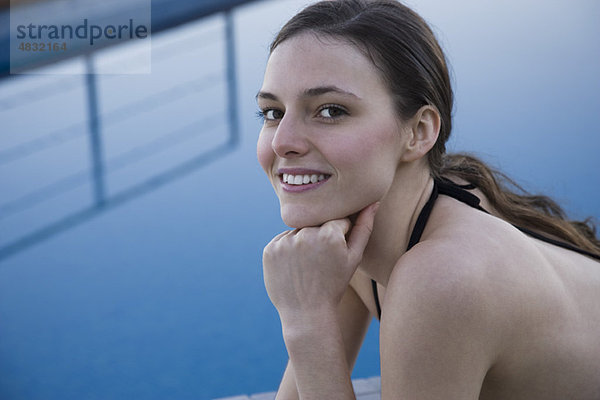 Frau am Pool  Portrait