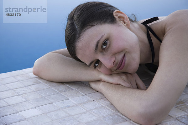 Frau am Pool liegend  Portrait