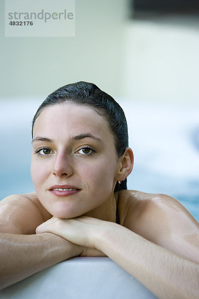 Frau entspannt in der Badewanne  Portrait