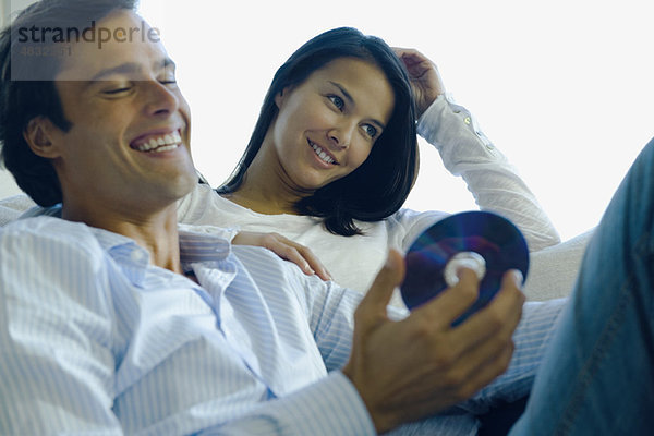 Paar entspannt zusammen  Mann hält CD