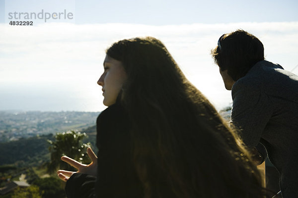 Paar auf dem Balkon  Blick auf die Aussicht