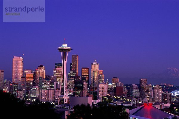 Amerika  Stadt  Innenstadt  Urlaub  Landmark  Lichter  Nacht  Northwest  Seattle  Skyline  Wolkenkratzer  Space Needle  Tourismus  Trav