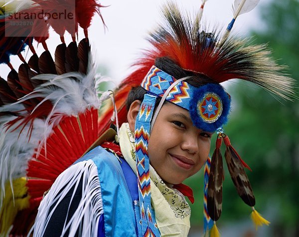 America  American  Perlen  Perlen  Boy  Cheyenne  Kind  Kostüm  Federn  Kopfschmuck  Holiday  Landmark  Native  Außenaufnahme  Touri