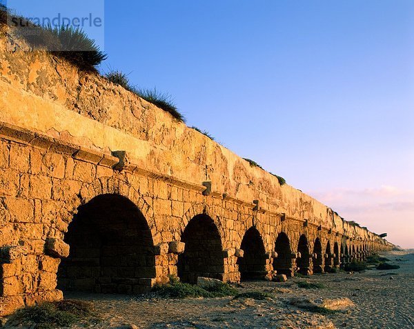 Aquädukt  Architektur  Caesarea  Kanal  Conduit  Urlaub  Israel  in der Nähe von Osten  Wahrzeichen  Fluss  römisches Aquädukt  Tourismus  Reisen