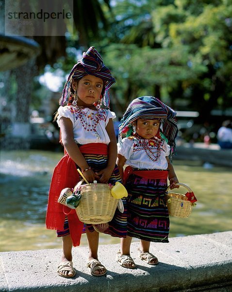 Körbe  Festival  Mädchen  Kopfschmuck  Urlaub  Landmark  Mexiko  Mexiko  Oaxaca  im Freien  Paar  Sandalen  feierlich  Tourismus  Trave