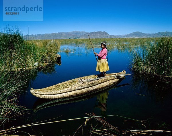 Boot  Kanu  Holiday  indischen  Lake  Landmark  Mann  Peru  Südamerika  Sumpf  Titicacasee  Tourismus  Reisen  Uros  Urlaub