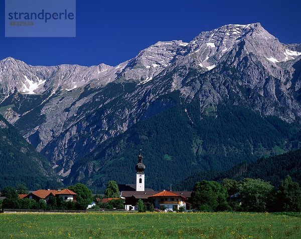 Österreich  Europa  Urlaub  Horizontal  Landmark  Berge  malerischen  gelassene  Schnee  Tirol  Tourismus  Reisen  Ferienhäuser  Dorf
