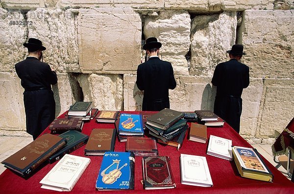 Bücher  Urlaub  Israel  in der Nähe von Osten  Jerusalem  Jude  jüdischen  Landmark  Männer  im Freien  Menschen  beten  beten  Religion  religiöse
