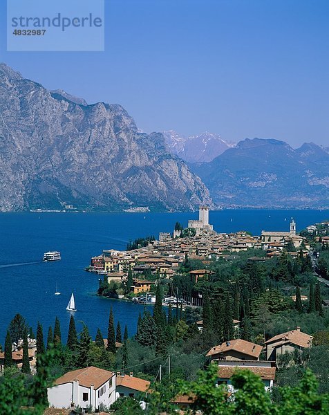 Garda  Holiday  Italien  Europa  Lake  Gardasee  Landmark  Malcesine  Berge  malerisch  Tourismus  Reisen  Ferienhäuser