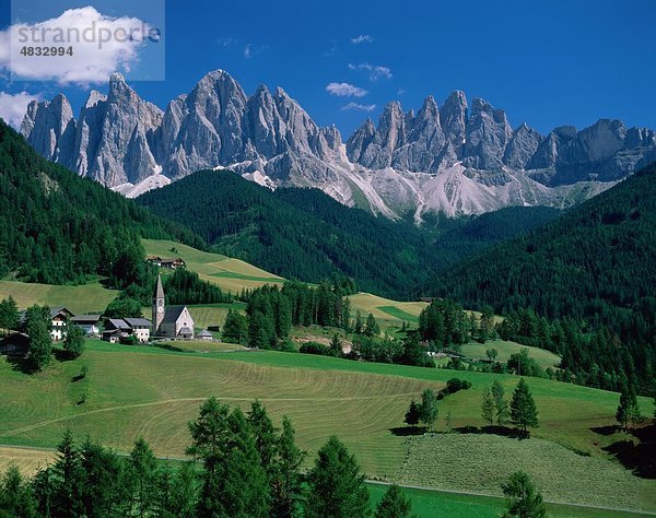 Zerklüftete  Urlaub  Dolomiten  Felder  Urlaub  Italien  Europa  Landmark  Lush  Dolomiten  malerischen  Tourismus  Reisen