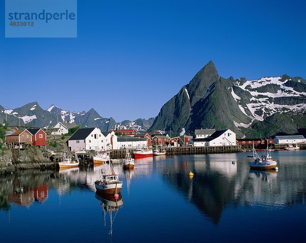 Europa Urlaub Reise Spiegelung See Norwegen Insel Sehenswürdigkeit Lofoten Reine Skandinavien Tourismus